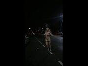 Tettona bonda cammina nuda per strada