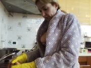 Casalinga italiana lava i piatti in topless