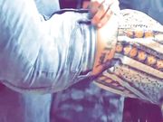 Ragazza tatuata con piercing mostra le tette