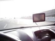 In auto mentre lui guida la moglie troia si masturba