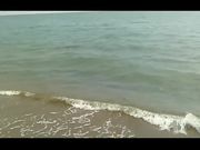 Moglie si piscia nel costume in spiaggia
