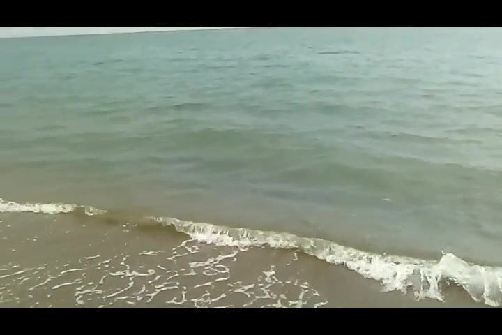 Moglie si piscia nel costume in spiaggia