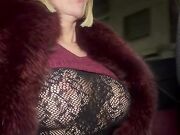 Ciao fans - Guida con le tettone in bella vista