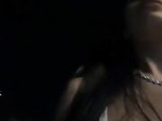 Di notte masturbandosi sulla panchina al parco