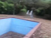 Milf bionda inculata in piscina a pecora