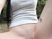 Italiana si masturba con dildo in un parco