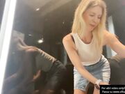 Milf italiana fa la porca al centro commerciale