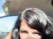 Succhiandogli il cazzo mentre guida
