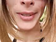Mi faccio palpare le tette da un guardone
