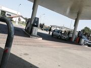 arriva al bar con short da paura