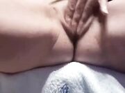 Sulla sedia masturbandosi per un amico