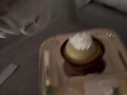 Priscilla porta la colazione a letto al suo uomo