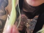Pompino fidanzata tatuata sborrata in bocca