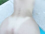 Si scopa la vicina in piscina