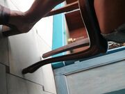 cosce aperte sotto al tavolo