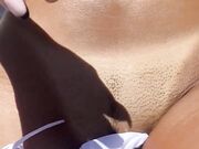 Milf nuda in spiaggia si abbronza