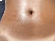 Milf nuda in spiaggia si abbronza