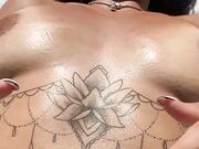 Milf nuda in spiaggia si abbronza