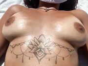 Milf nuda in spiaggia si abbronza