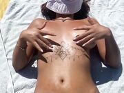 Milf nuda in spiaggia si abbronza