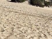 Coppia naturista italiana scopa in spiaggia