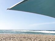 Coppia naturista italiana scopa in spiaggia