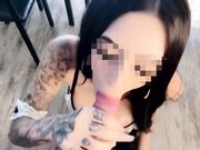 La sexy cameriera scopa il padrone di casa
