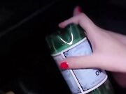 Che brava con una bottiglia in fica in auto