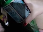 Che brava con una bottiglia in fica in auto