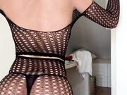 Laura Sommaruga si spoglia e si fa un tette con il dild