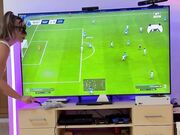 Pompino con sborrata in faccia mentre gioca alla play