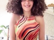 Irresistibile bambolina italiana strip e ditalino