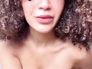 Irresistibile bambolina italiana strip e ditalino