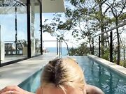 Impossibile resistere alla sua bocca in piscina