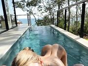 Impossibile resistere alla sua bocca in piscina