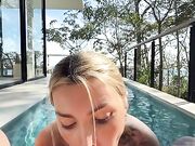 Impossibile resistere alla sua bocca in piscina