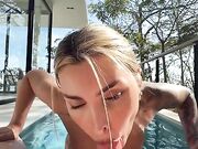 Impossibile resistere alla sua bocca in piscina