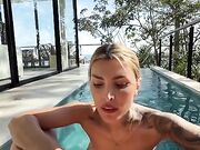 Impossibile resistere alla sua bocca in piscina