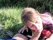 Pompino tra i cespugli a sconosciuto Milf italiana