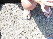 In riva al mare eccitata