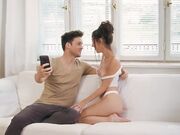 Teen scopata sul divano e schizzata cul culetto sodo