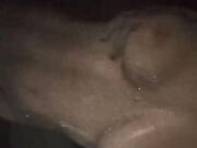 Troietta bionda fa la doccia