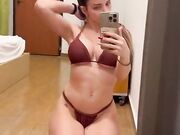 Selfie lato b italiana social fica