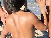 Lola Star succhia due cazzi in spiaggia