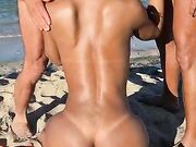 Lola Star succhia due cazzi in spiaggia