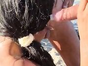 Lola Star succhia due cazzi in spiaggia
