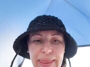 MIlf si masturba in spiaggia