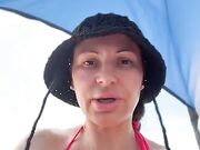 MIlf si masturba in spiaggia
