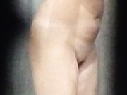 Italiana tatuata nuda in bagno