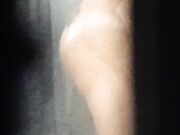 Italiana tatuata nuda in bagno